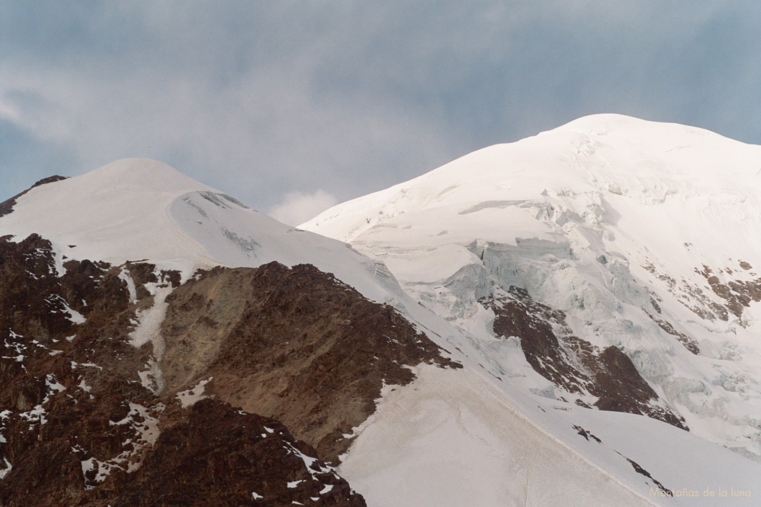La cima del Illimani a la derecha, se observa el recorrido de subida por los lomos del glaciar